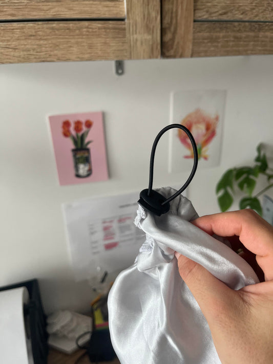 Bonnet en satin ajustable